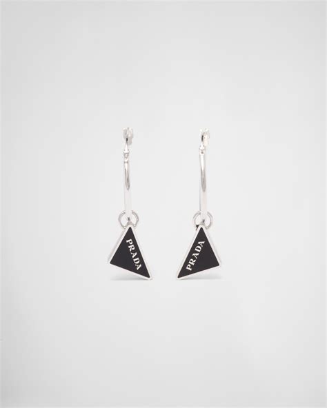 Boucles d’oreilles pendantes Prada Symbole.